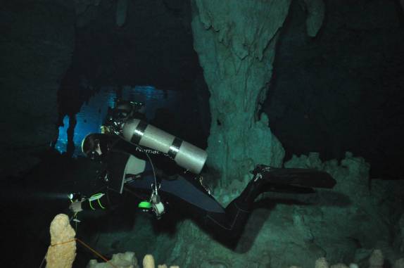 Fazendo a amarra inicial do mergulho no Gran Cenote, na região de Tulum, no Yucatán, sul do México (foto de Luis Leal)